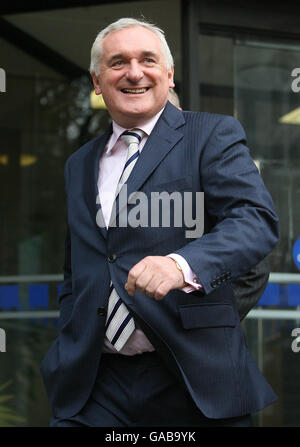 Taoiseach Bertie Ahern quitte le tribunal de Mahon à Dublin. Banque D'Images