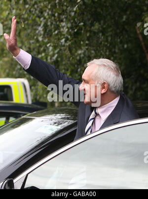 Taoiseach Bertie Ahern quitte le tribunal de Mahon à Dublin. Banque D'Images