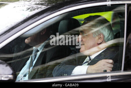 Taoiseach Bertie Ahern quitte le tribunal de Mahon à Dublin. Banque D'Images