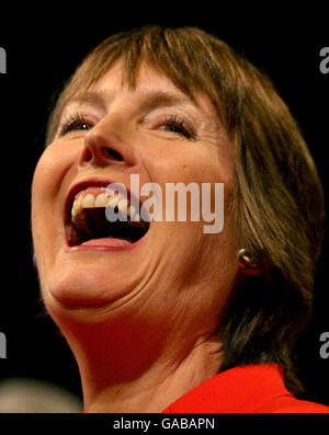 Le chef adjoint du Parti travailliste Harriett Harman rit alors que le Premier ministre britannique Gordon Brown participe à une session de questions-réponses avec Mariella Frostrup lors de la Conférence du Parti travailliste de 2007 au Bournemouth International Centre, Dorset. Banque D'Images