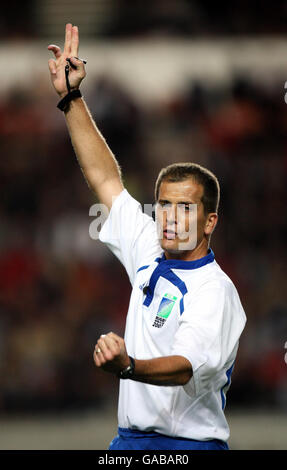 Arbitre Marius Jonker lors du match de rugby de la coupe du monde du Groupe C au Parc des Princes, Paris, France. Date de la photo: Mercredi 19 septembre 2007. Le crédit photo devrait se lire comme suit : David Davies/PA Wire. RESTRICTIONS : l'utilisation est soumise à des restrictions. Aucune utilisation mobile. Rapports éditoriaux uniquement. Utilisation commerciale uniquement avec autorisation écrite préalable. Appelez le +44 (0) 1158 447447 ou consultez le site www.pressassociation.com/images/restrictions pour connaître toutes les restrictions. Banque D'Images