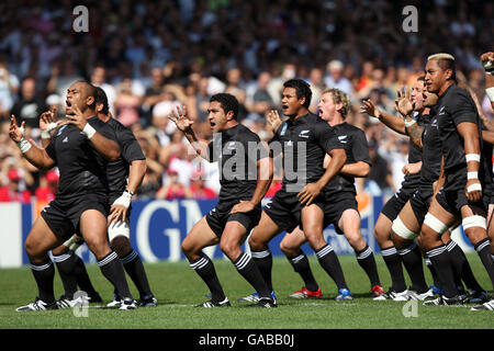 Rugby Union - IRB Rugby World Cup 2007 - Pool C - Nouvelle-Zélande / Portugal - Stade Gerland.Les joueurs de la Nouvelle-Zélande exécutent le haka avant leur match contre le Portugal. Banque D'Images