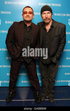 Bono et The Edge arrivent pour la première du nouveau film à travers l'Univers au cinéma Apollo, à cental London. Banque D'Images