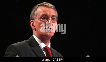 Hilary Benn, secrétaire à l'Environnement, à l'alimentation et aux Affaires rurales, parle de la dernière journée de la Conférence du Parti du travail à Bournemouth. Banque D'Images