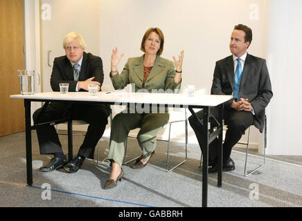 Boris Johnson, qui a été nommé candidat conservateur pour la prochaine bataille de la mairie de Londres, s'adresse aux médias au Bureau central du Parti conservateur à Londres, avec le chef David Cameron et la Secrétaire fantôme du Bureau du vice-premier ministre Caroline Spelman. Banque D'Images