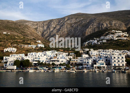 Vue montagnes et village d'Amorgos, Cyclades, Grèce Banque D'Images