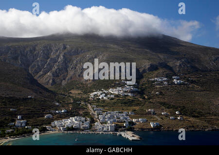 Vue montagnes et village d'Amorgos, Cyclades, Grèce Banque D'Images