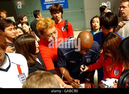 Trevor Sinclair arrivant à l'aéroport international de Kansai, Osaka, Japon, après avoir été rappelé à l'équipe d'Angleterre à la suite de la blessure à Danny Murphy Banque D'Images