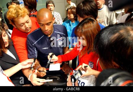 Trevor Sinclair arrivant à l'aéroport international de Kansai, Osaka, Japon, après avoir été rappelé à l'équipe d'Angleterre à la suite de la blessure à Danny Murphy Banque D'Images