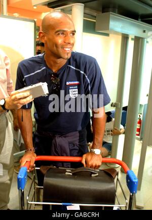 Trevor Sinclair arrivant à l'aéroport international de Kansai, Osaka, Japon, après avoir été rappelé à l'équipe d'Angleterre à la suite de la blessure à Danny Murphy Banque D'Images