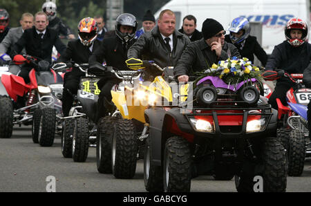 Vingt motards forment une garde d'honneur aux funérailles de l'ancien champion de quad, Graeme Duncan, 37 ans, qui est décédé dans l'accident d'hélicoptère qui a tué le pilote de rallye Colin McRae. Banque D'Images