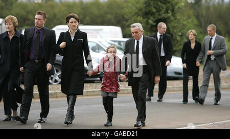 La famille McRae (de gauche à droite) Margaret (mère de Colin), Stuart (frère de Colin), Alison (épouse de Colin), fille Hollie avec Jimmy (père de Colin), suivie d'Alister McRae, arrivent aux funérailles de l'ancien champion de quad, Graeme Duncan, 37 ans, qui est décédé dans l'accident d'hélicoptère qui a tué le pilote de rallye Colin McRae. Banque D'Images