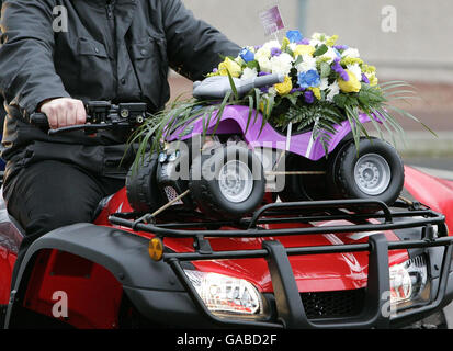 Fleurs aux funérailles de l'ancien champion de quad, Graeme Duncan, 37 ans, décédé dans l'accident d'hélicoptère qui a tué le pilote de rallye Colin McRae. Banque D'Images