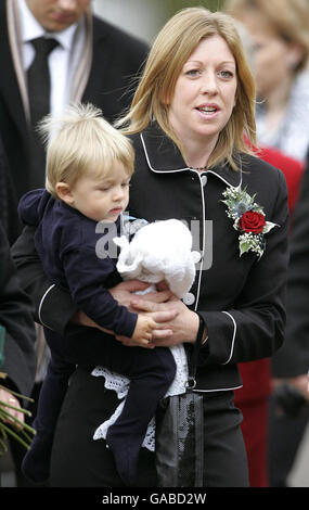 La veuve Jennifer Duncan et le fils de 10 mois Jake arrivent aux funérailles de l'ancien champion de quad Graeme Duncan, 37 ans, qui est décédé dans l'accident d'hélicoptère qui a tué le pilote de rallye Colin McRae. Banque D'Images