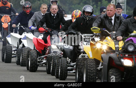 Des motards en quad, dont Alister McRae (en costume gris) aux funérailles de l'ancien champion de quad, Graeme Duncan, 37 ans, qui est décédé dans l'accident d'hélicoptère qui a tué le pilote de rallye Colin McRae. Banque D'Images