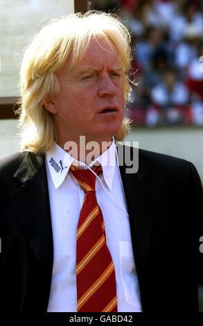 Football international - amical - Angleterre / Cameroun. Winfred Schafer, directeur camerounais Banque D'Images