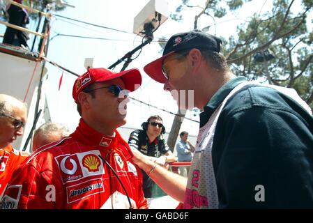 Course automobile Formula One - Grand Prix de Monaco - course.Nigel Mansell, ancien champion du monde de F1, discute avec Rubens Barrichello de Ferrari sur la grille Banque D'Images