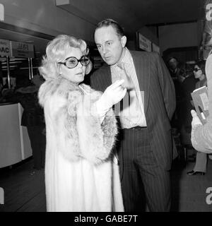 Le producteur Ned Sherrin accueille ZSA ZSA Gabor dès son arrivée à l'aéroport d'Heathrow. Elle doit se faire la star du « 1,000-amp vata Hari » dans le film de Frankie Howerd « Up the Front » Banque D'Images