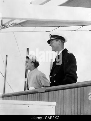 La reine Elizabeth II et son mari, le prince Philip, duc d'Édimbourg, sur le col de la SS Gothic, juste sur la côte des Tonga. Banque D'Images