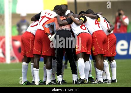 Les joueurs camerounais se réunissent avant le match avec Irlande Banque D'Images