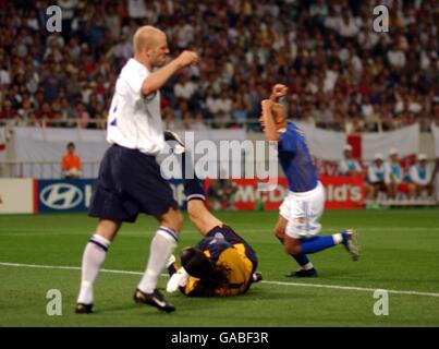 Football - coupe du monde de la FIFA 2002 - Groupe F - Angleterre / Suède.Danny Mills en Angleterre et David Seaman, gardien de but, sont découragés alors que Henrik Larsson en Suède célèbre leur objectif d'égalisation Banque D'Images