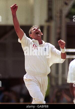 Cricket - Angleterre contre Sri Lanka - deuxième npower Test - quatrième jour.Andrew Caddick, de l'Angleterre, célèbre le cricket de l'Aravinda de Silva du Sri Lanka Banque D'Images