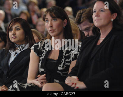 Samantha Cameron (au centre) observe son mari, le chef du parti conservateur David Cameron, dans son discours d'ouverture à la Conférence du Parti conservateur à Blackpool. Banque D'Images