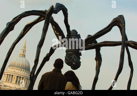 Une sculpture de l'artiste française Louise Bourgeois d'une araignée géante, Maman 1999, se trouve à l'extérieur de la galerie Tate Modern de Londres. Banque D'Images