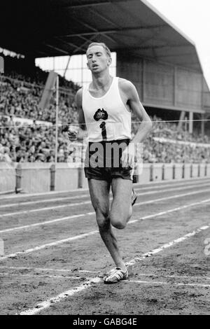 Herb Elliott, un australien, franchit la ligne d'arrivée pour gagner de l'or Dans le mille Banque D'Images