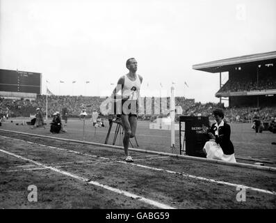 Herb Elliott, un australien, franchit la ligne d'arrivée pour gagner de l'or Dans le mille Banque D'Images