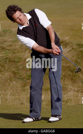 Hugh Grant sur le 6ème trou pendant le championnat Alfred Dunhill Links à Kingsbarns, Fife, Écosse. Banque D'Images