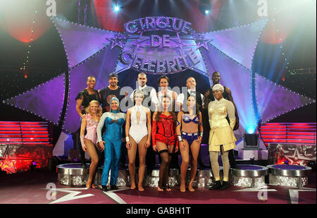 Les célébrités qui participent à cette année le Cirque de Celebrity, (rangée arrière gauche-droite) Luke Bailey, Dean Holdsworth, Shane Lynch, Ritchie Neville, Kyal Marsh et Dwain Chambers (rangée avant gauche-droite) Stacy Cadman, Hannah Waterman, Lady Isabella Hervey, Emily Scott, Princess Tamara et Antonia Okonma pendant une séance photo à Woolocall Park,Londres. Banque D'Images