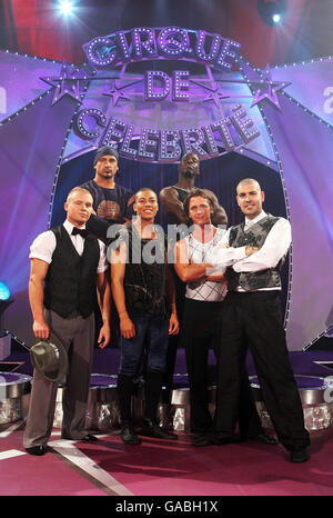 Les célébrités masculines qui participent à cette année le Cirque de Celebrity, (rangée arrière gauche-droite) Dean Holdsworth et Dwain Chambers (rangée avant gauche-droite) Kyal Marsh, Luke Bailey, Ritchie Neville et Shane Lynch posent lors d'une séance photo à Woolwich Park, Londres. Banque D'Images