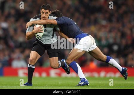 Rugby Union - IRB Rugby World Cup 2007 - quart de finale - Nouvelle-Zélande / France - Millennium Stadium.DaN carter (à gauche), en Nouvelle-Zélande, est défié par David Marty, en France. Banque D'Images