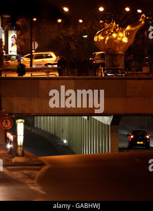 Une vue nocturne du tunnel du Pont de l'Alma à Paris où la Mercedes que Diana, la princesse de Galles et Dodi Fayed voyageaient en collision. Banque D'Images