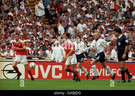 (l-r) Christophe Bonvin, Johann Vogel en Suisse, Steve McManaman et Paul Gascoigne en Angleterre, et Referee Manuel Diaz Vega (Espagne) Banque D'Images