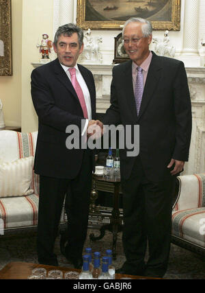 Le Premier ministre britannique Gordon Brown, à gauche, tremble les mains avec le Premier ministre de Singapour Goh Chok Tong, situé au 10 Downing Street à Londres. Banque D'Images