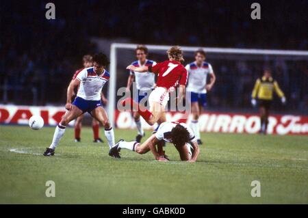 (G-D) John Gregory, de l'Angleterre, est nommé Jens-Jorn Bertelsen du Danemark Perd sa chaussure droite dans une tussle avec Paul en Angleterre Mariner Banque D'Images