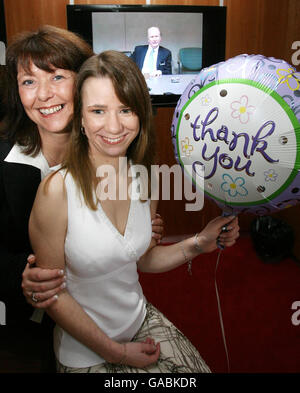 Marques femme 20e anniversaire de la greffe de cœur bébé Banque D'Images