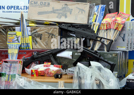 Vue d'une vraie mitrailleuse Koch MP5 (à gauche), en plus d'une fausse version (à droite) et d'un long feu d'artifice illégal, au poste de police de Carrickfergus, en Irlande du Nord. Banque D'Images