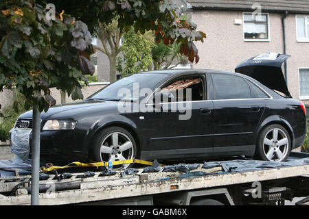 Une voiture Audi est retirée de la scène d'une fusillade fatale d'un homme hier soir, au parc de Casement à Finglas, au nord de Dublin. Banque D'Images