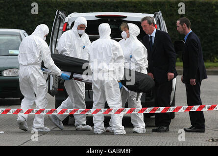 Un corps est enlevé de la scène d'une fusillade mortelle d'un homme hier soir, au Casement Park à Finglas, au nord de Dublin. Banque D'Images