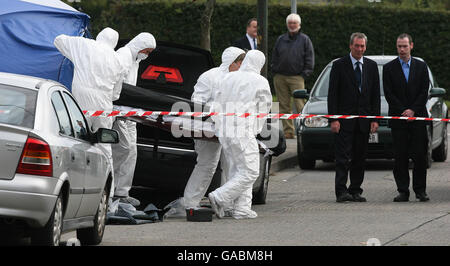 Un corps est enlevé de la scène d'une fusillade mortelle d'un homme hier soir, au Casement Park à Finglas, au nord de Dublin. Banque D'Images