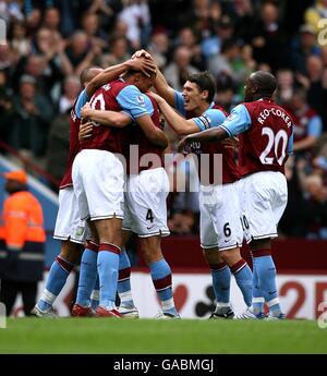 Football - Barclays Premier League - Aston Villa / Everton - Villa Park.John Carew, d'Aston Villa, célèbre l'objectif d'ouverture Banque D'Images