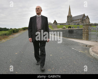 Rév. John Pickering, à l'extérieur de l'église paroissiale de Drumcree à Portatown. Banque D'Images