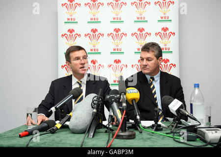 Roger Lewis, directeur général du groupe (à gauche) et David Pickering, président de la WRU lors d'une conférence de presse à l'hôtel Vale of Glamorgan, Hensol, Cardiff. Banque D'Images