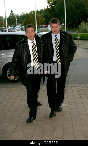 Rugby Union - IRB Rugby World Cup 2007 - pays de Galles arrivée - Vale of Glamorgan Hotel.Le directeur général du groupe, Roger Lewis (à gauche), et le président du WRU, David Pickering, reviennent à l'hôtel Vale of Glamorgan, à Cardiff. Banque D'Images