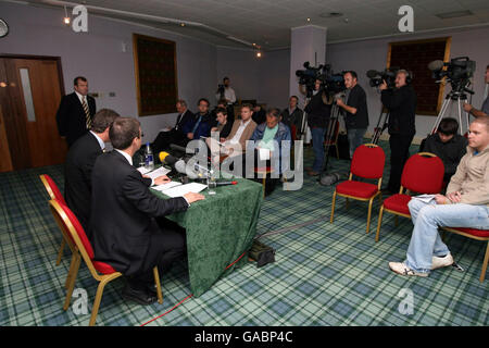 Roger Lewis, chef de la direction du groupe, et David Pickering, président du WRU lors d'une conférence de presse à l'hôtel Vale of Glamorgan, Hensol, Cardiff. Banque D'Images