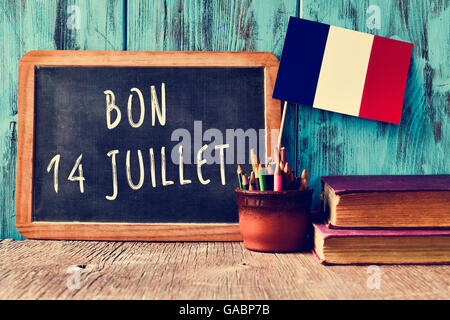 Un tableau en bois avec le texte bon 14 juillet, happy 14 juillet, la Journée nationale de la France, écrit en français et un Banque D'Images