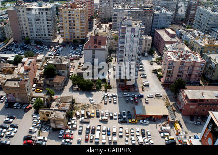 L'urbanisation rapide et des voitures à Adana Adana .La ville est la plus grande ville du sud de la Turquie et la région méditerranéenne Banque D'Images